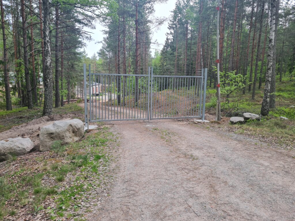 slaggrindar runt skogsområde